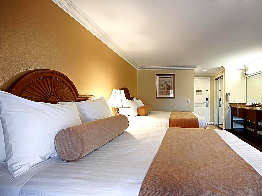 Best Western - Harbour Inn & Suites: Queen Room with Two Queen Beds with Balcony