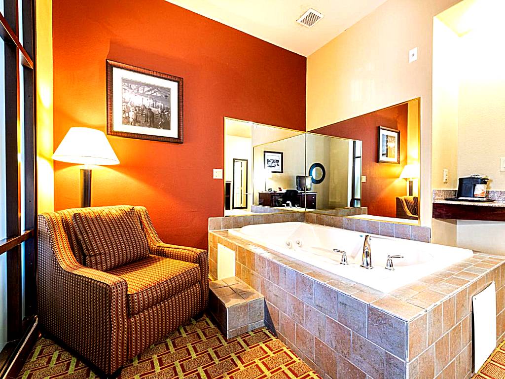 Comfort Suites - Lake Worth: King Suite with Whirlpool