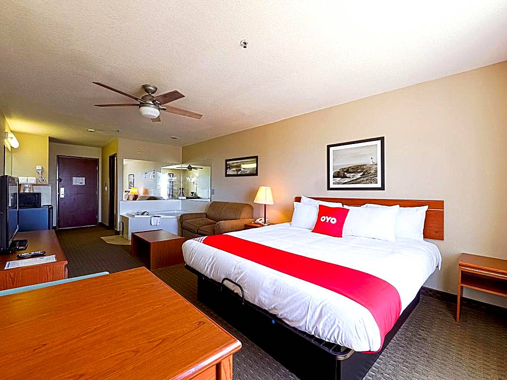 Siletz Bay Beachfront Hotel by OYO Lincoln City: Premium King Room with Jetted Tub - Bay view