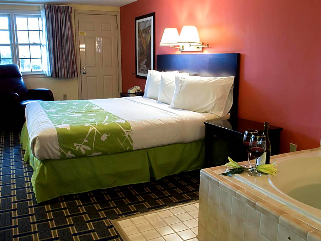 The Tidewater Inn - Cape Cod: Jacuzzi King Room (West Yarmouth) 