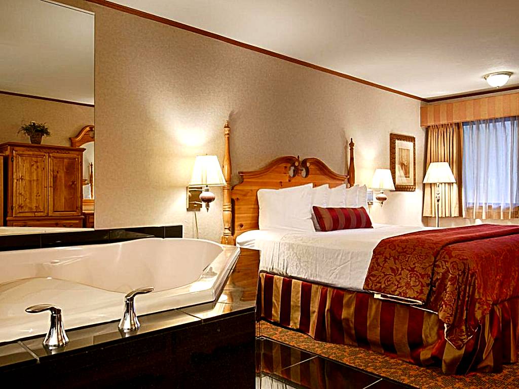 Best Western Plus Dockside Waterfront Inn: King Room with Spa Bath - Courtyard View (Mackinaw City) 