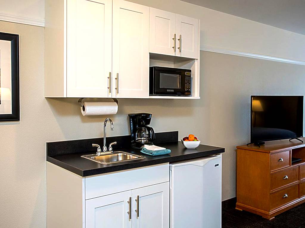 Looking Glass Inn: King Suite with Whirlpool - Adults Only (Lincoln City) 