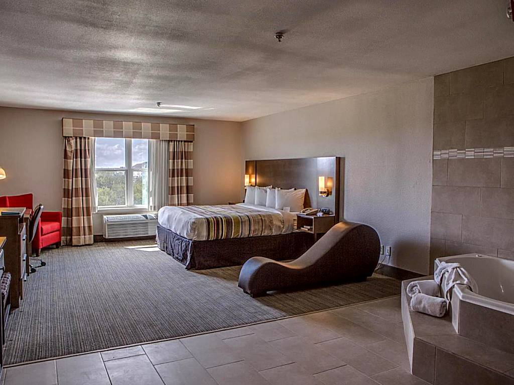 Country Inn & Suites by Radisson: King Room with Spa Bath (Harlingen) 