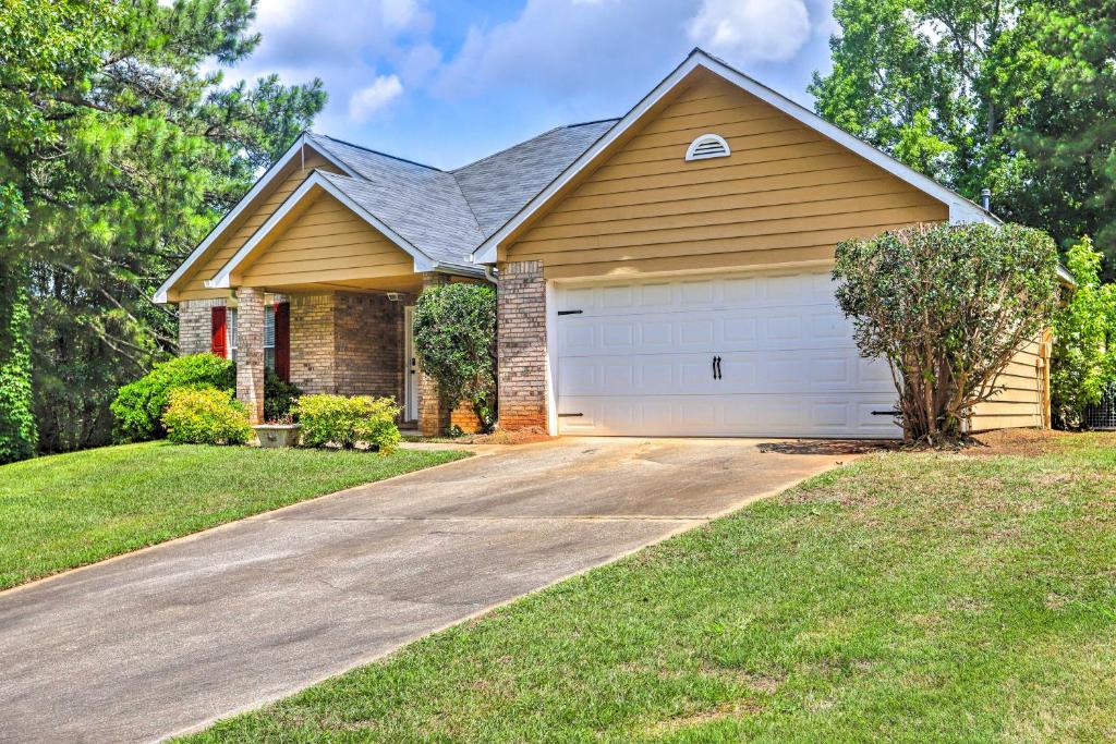 Charming Stockbridge Home 23 Mi to Atlanta!