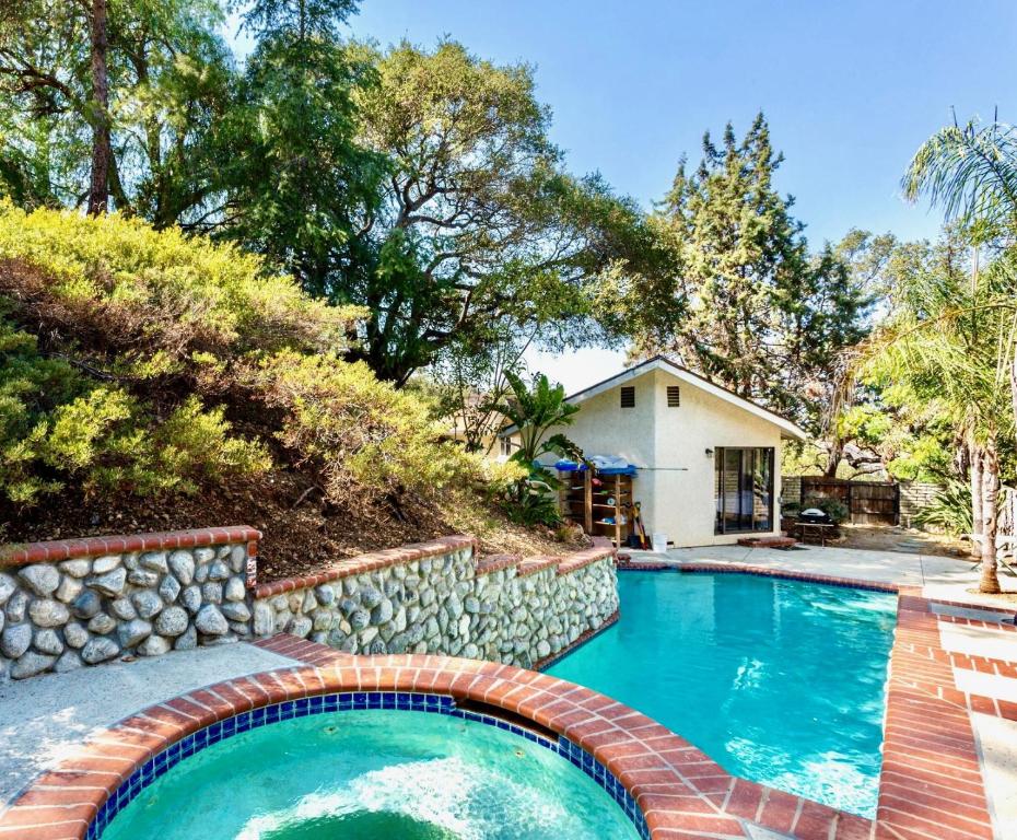 NEW Modern apt w/pool & hot tub in nature