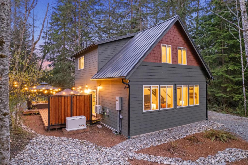 Hikers Haven with Hot Tub - Near Mt Rainier!