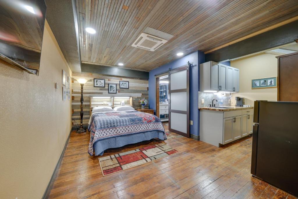 Central Texarkana Studio Rental with Railroad Views!