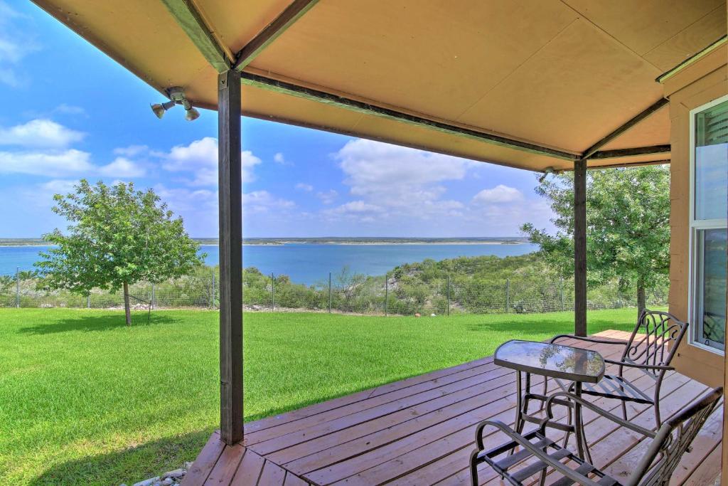 Del Rio Home with Lake Access and Boat Storage!