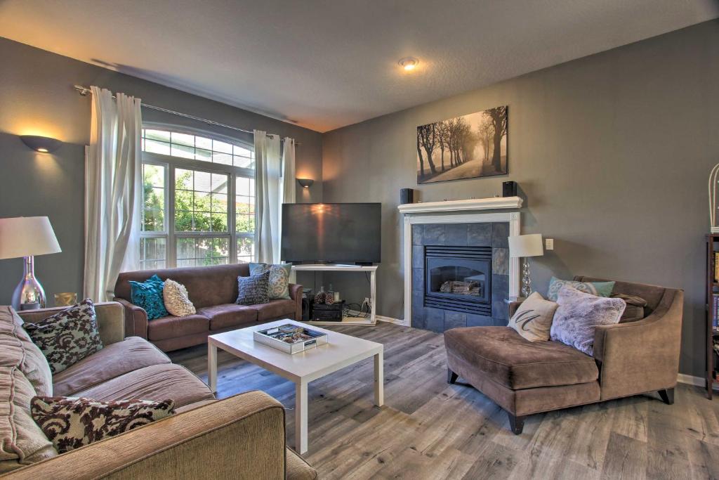 Pet-Friendly Home with Grill, 2 Mi to Autzen Stadium