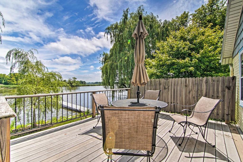 Charming Horicon Cottage and Dock on Rock River