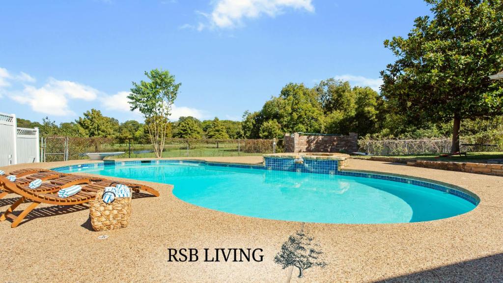 Amazing 4BR - 2B Beautiful Pool & Garden